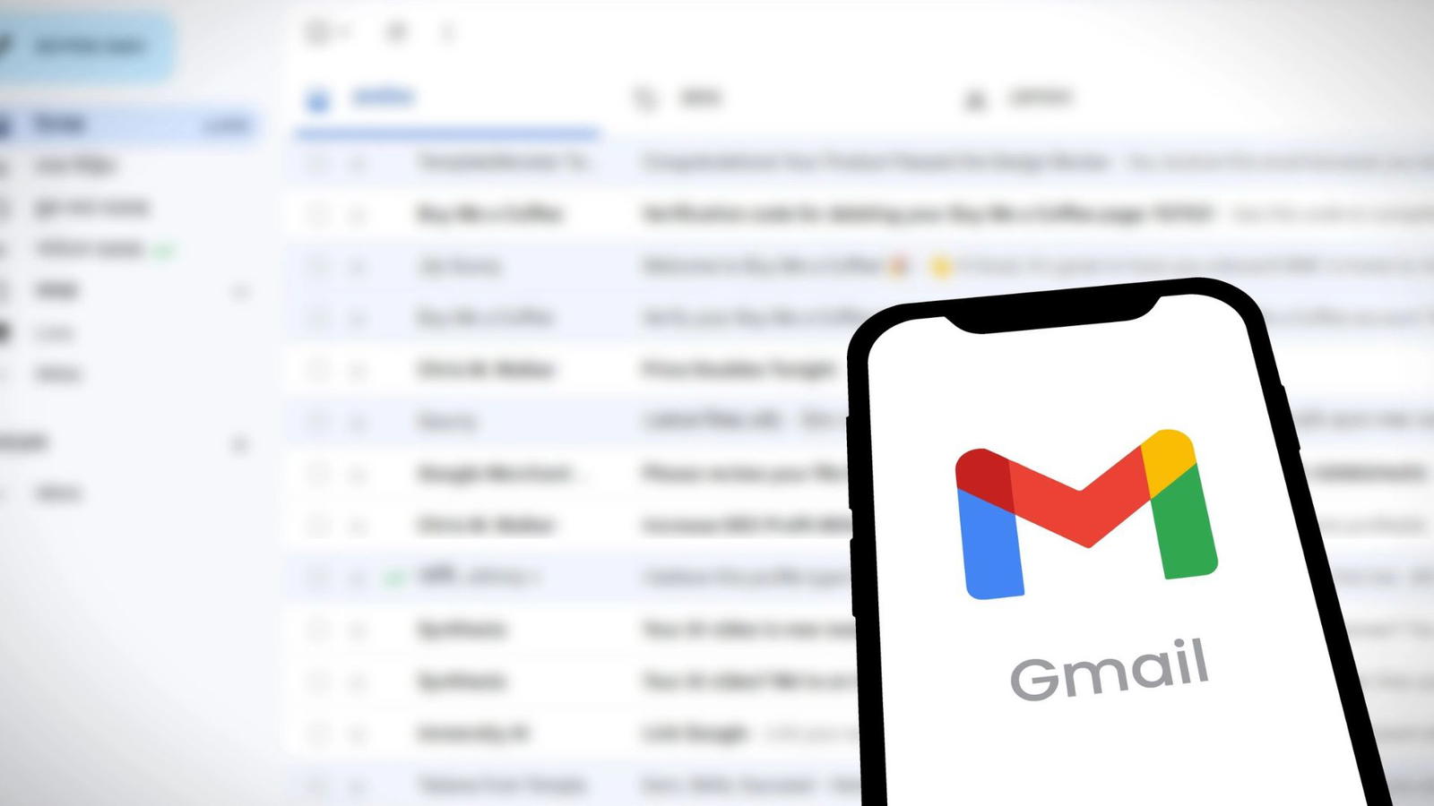Gmail-inkorg på webben i bakgrunden och mobil ed Gmails logga i förgrunden.