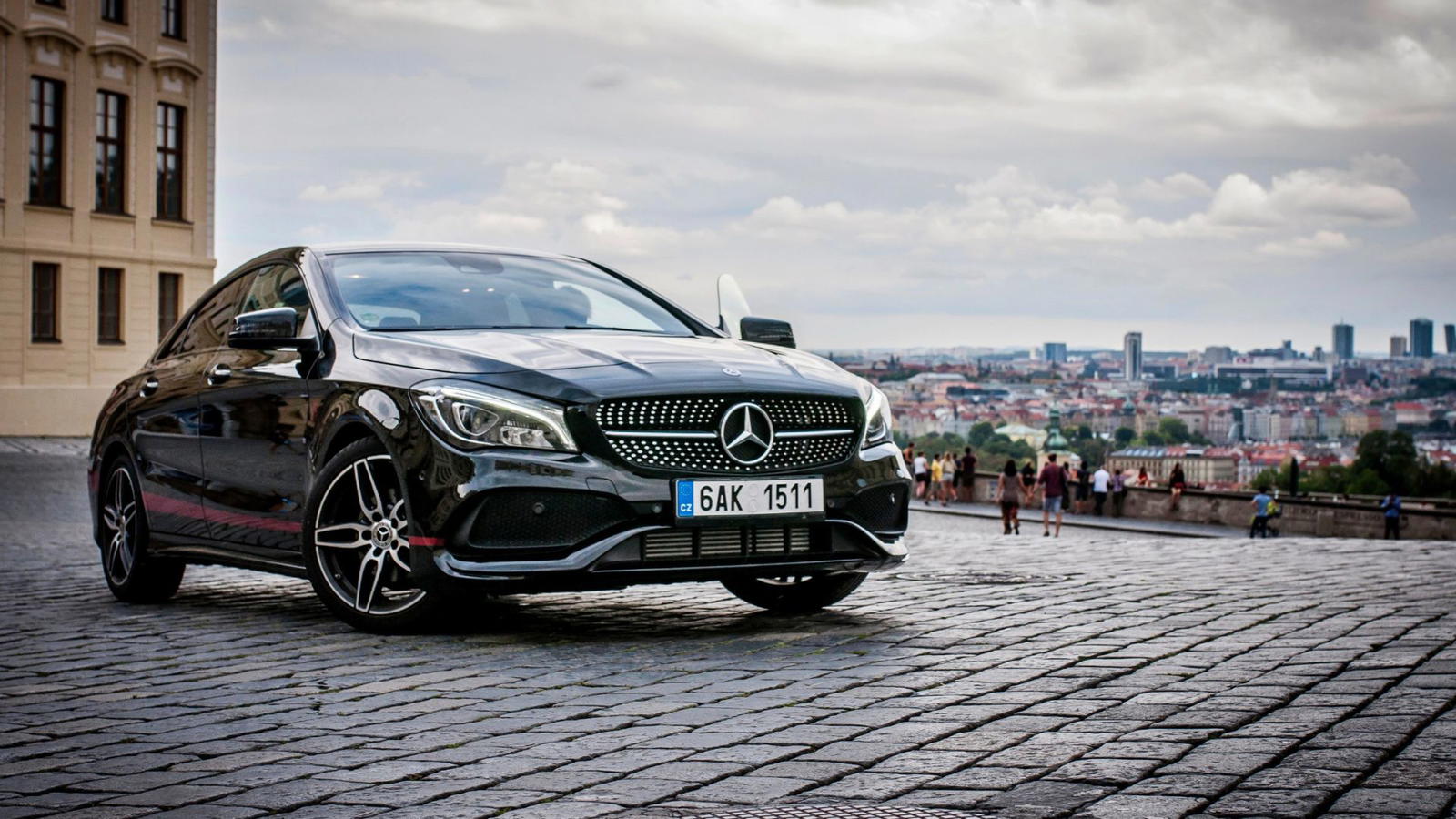 En Mercedes på en gata.