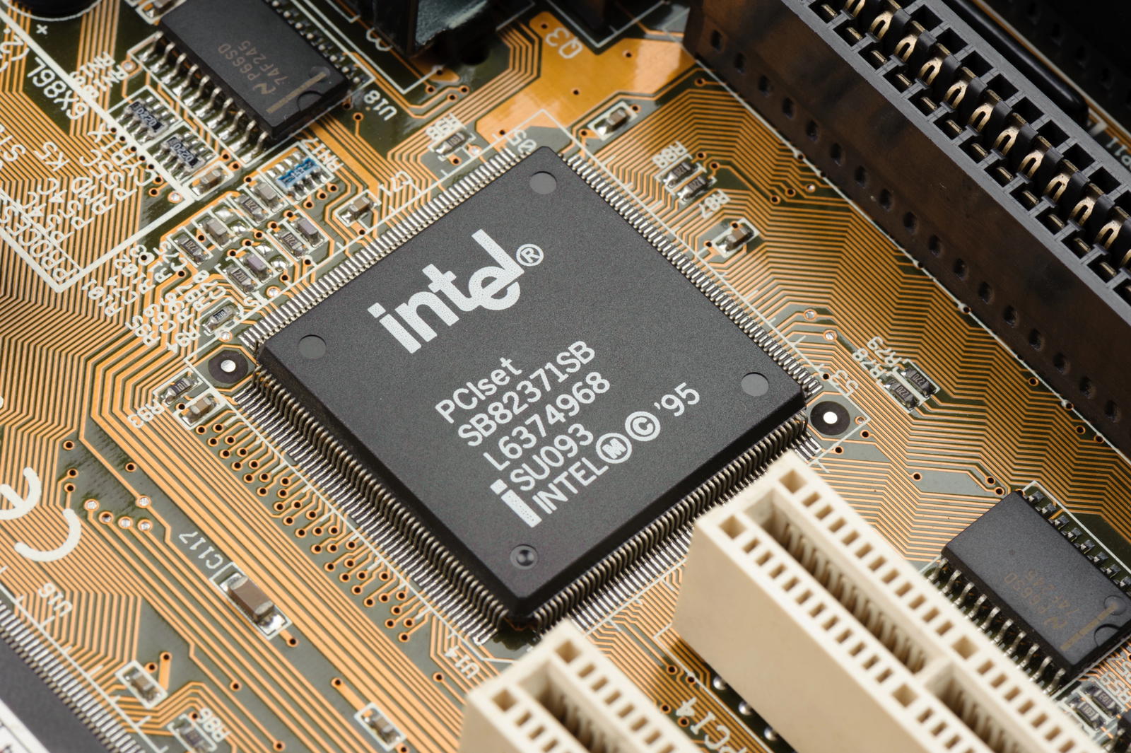 intels logotyp på ett chip