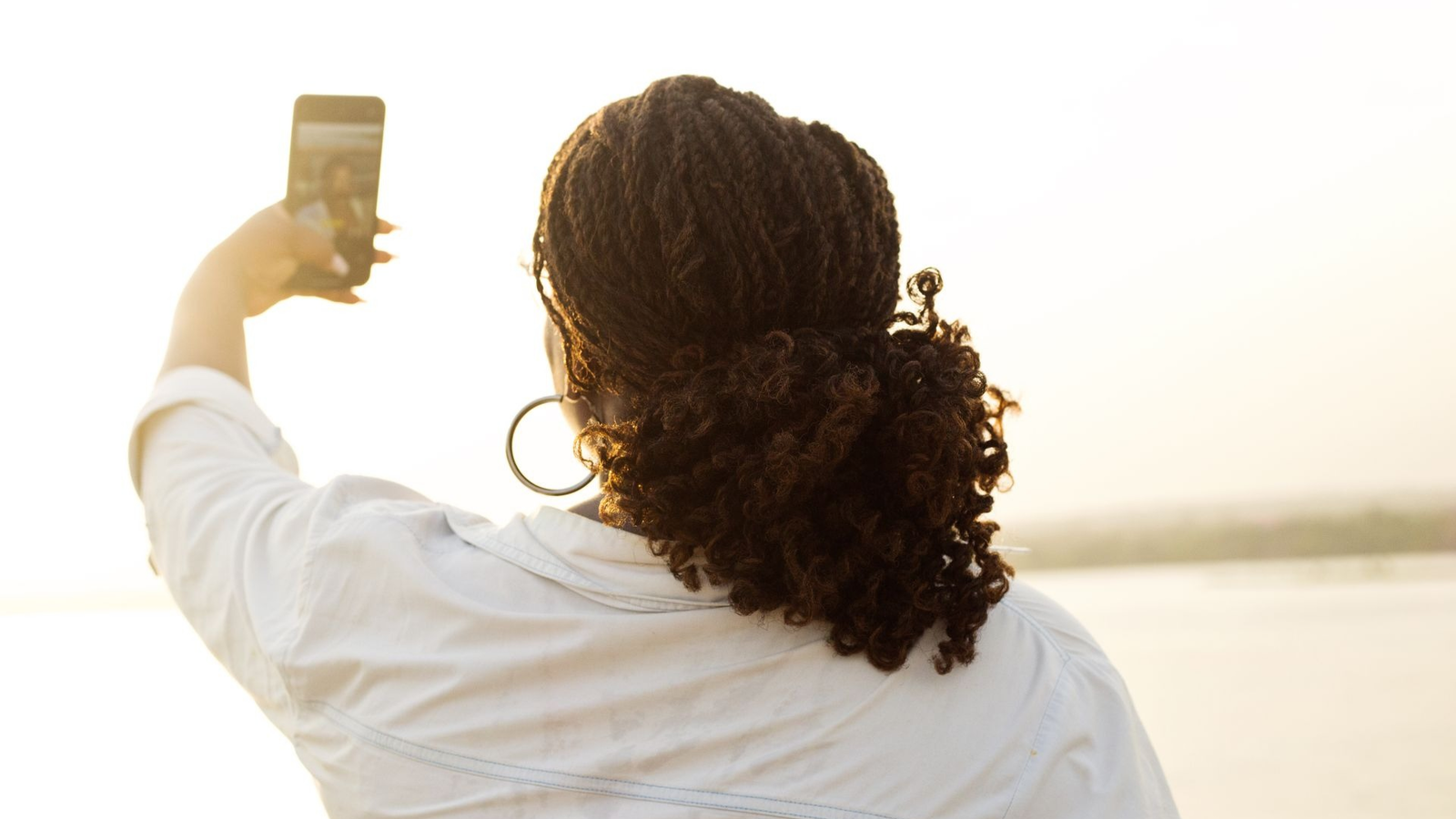 perosn tar selfie
