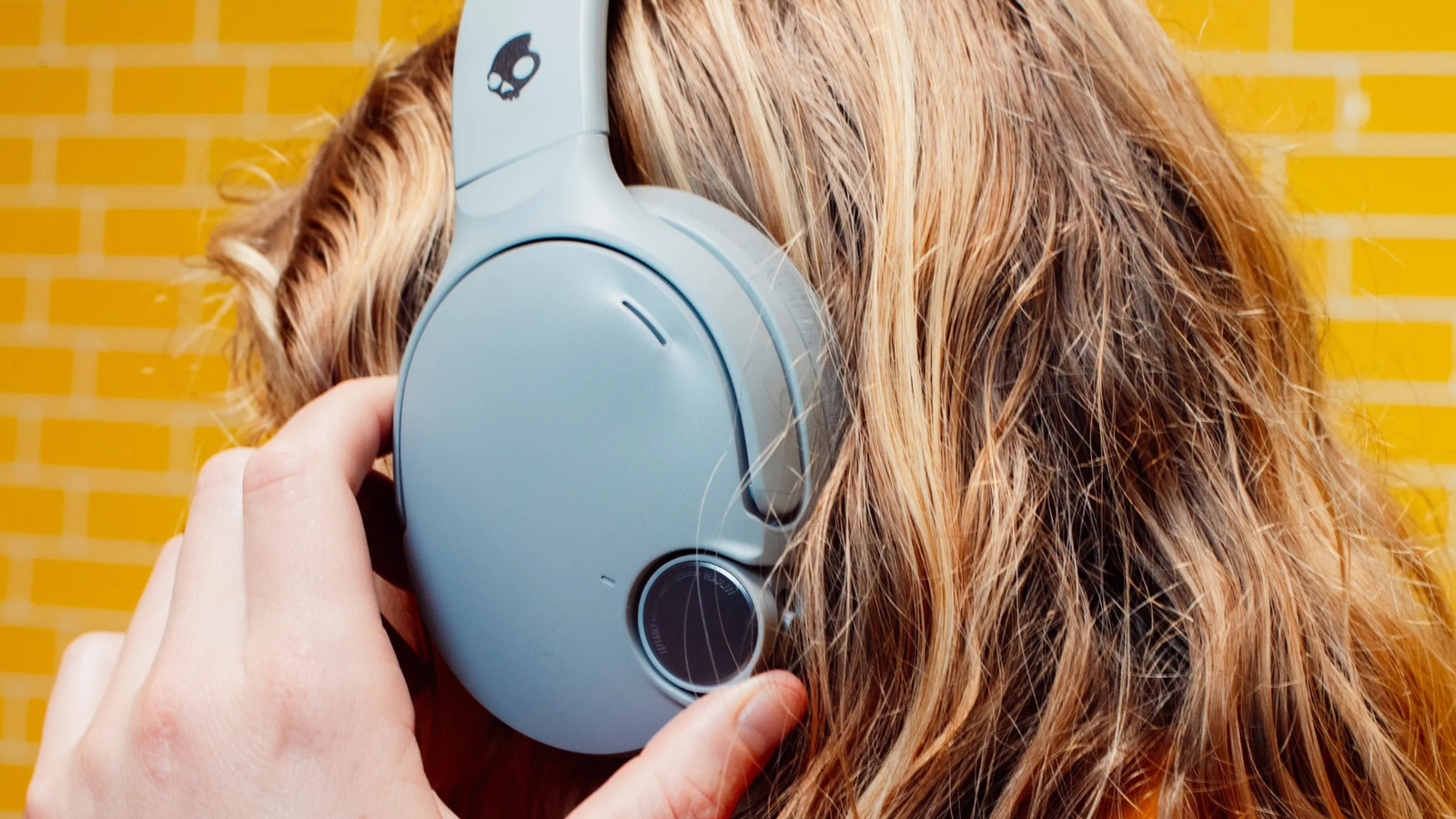 person med skullcandyhörlurar