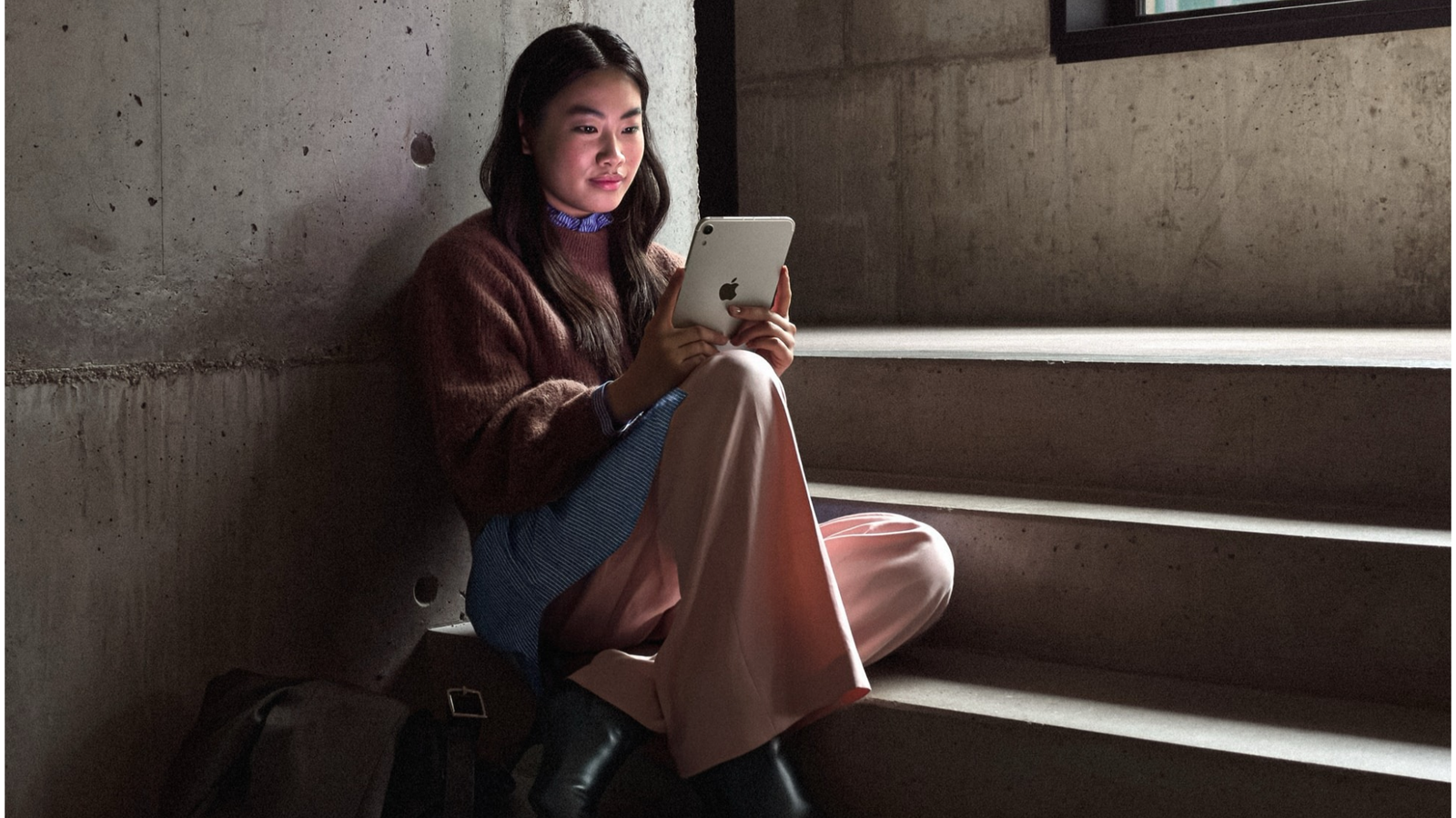 person som sitter med apples nya ipad mini