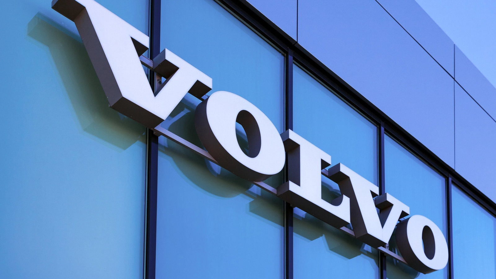 volvos logotyp på en husfasad