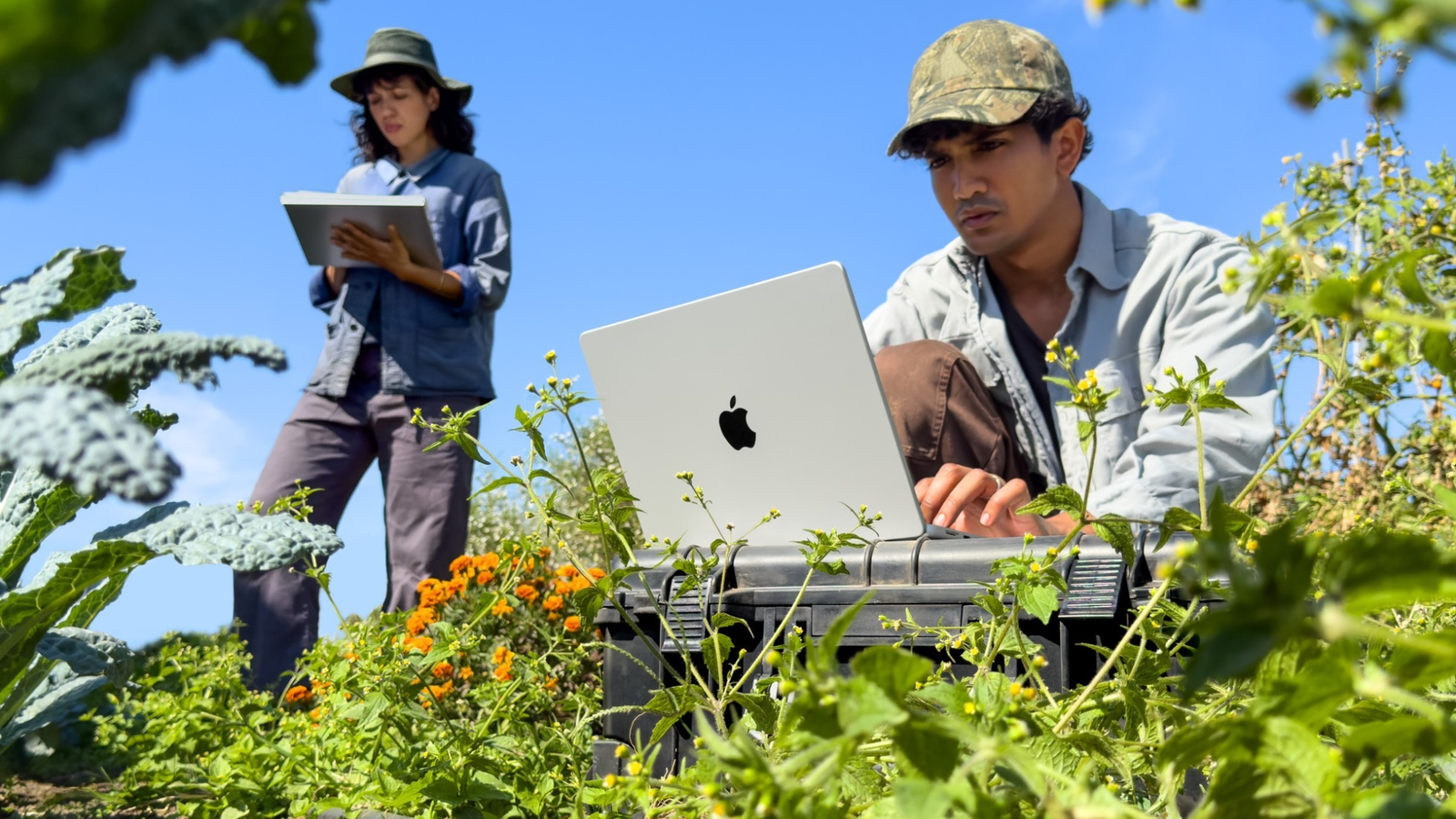 person som använder apples nya macbook pro med m6 chip